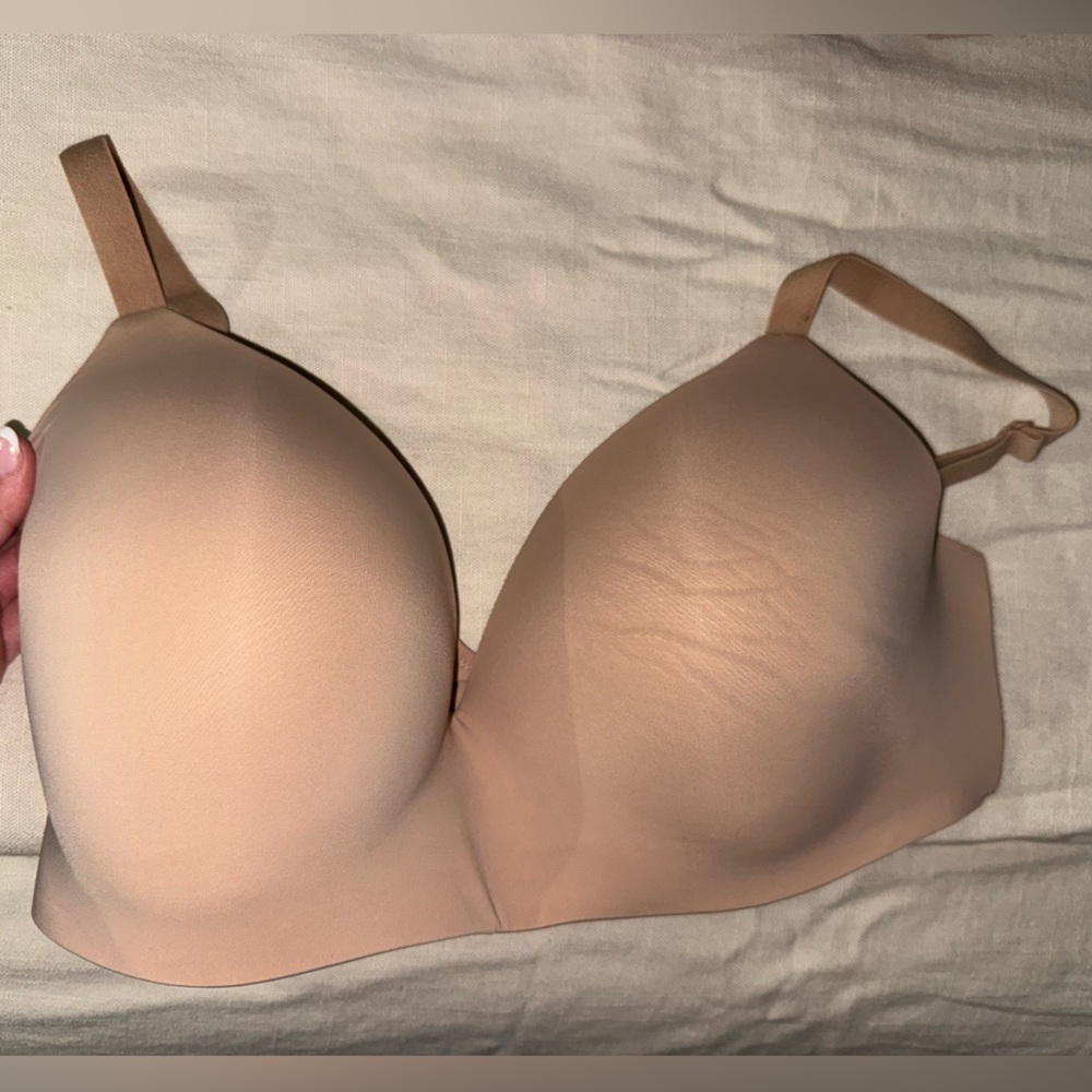 Like new: Lightly-Lined Wireless Bra by Victorias Secret 38DDD in Nude